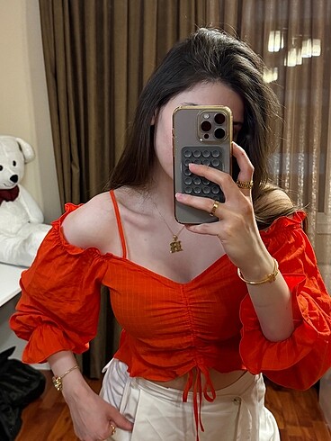 Ruffle omuzu açık üst bluz