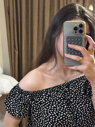 Diğer Omuzu açık puantiyeli bluz