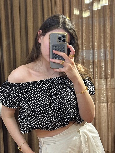 Omuzu açık puantiyeli bluz