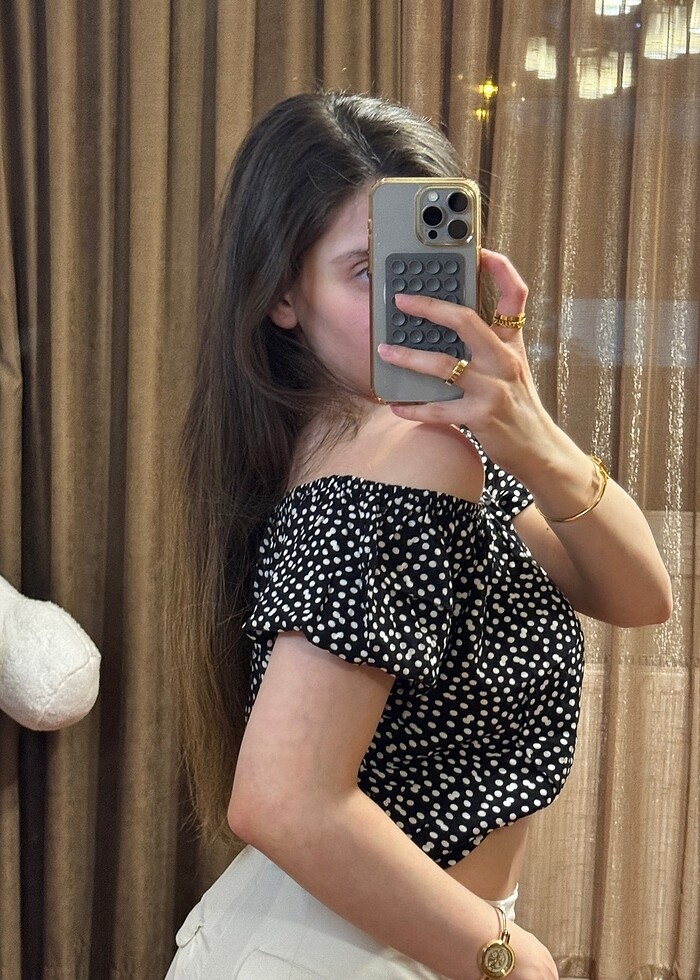 Omuzu açık puantiyeli bluz - Görsel 3