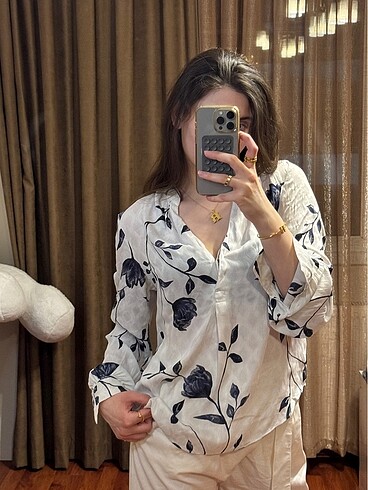 Lacivert çiçek desenli beyaz gömlek - Görsel 5