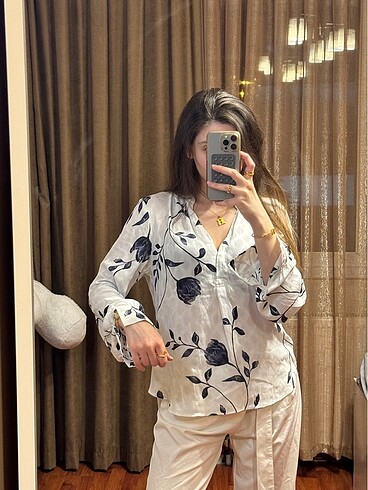 Lacivert çiçek desenli beyaz gömlek - Görsel 6