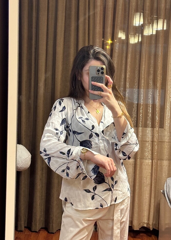 Lacivert çiçek desenli beyaz gömlek - Görsel 4