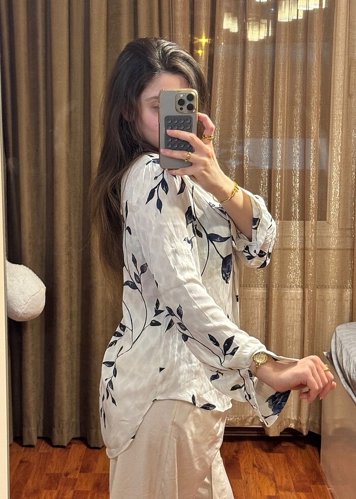 Lacivert çiçek desenli beyaz gömlek - Görsel 3