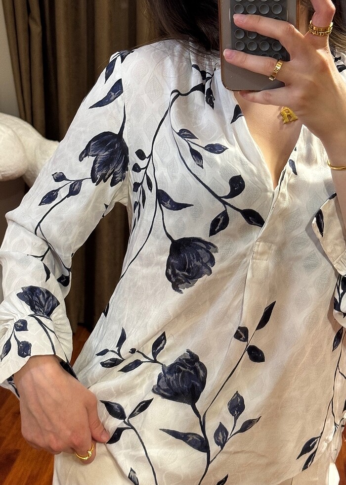 Lacivert çiçek desenli beyaz gömlek - Görsel 2