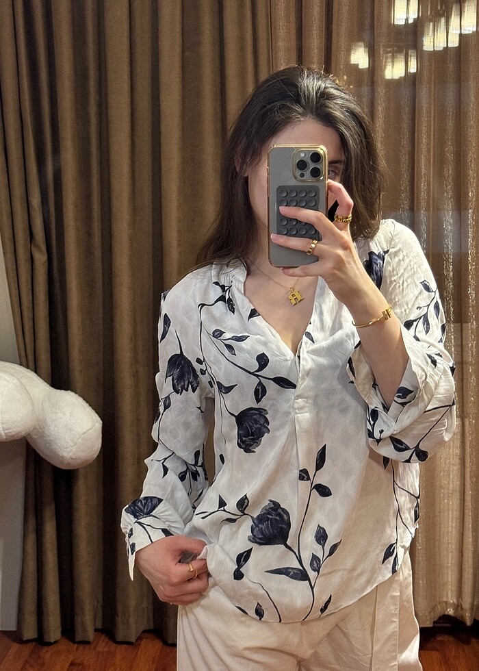 Lacivert çiçek desenli beyaz gömlek - Görsel 5