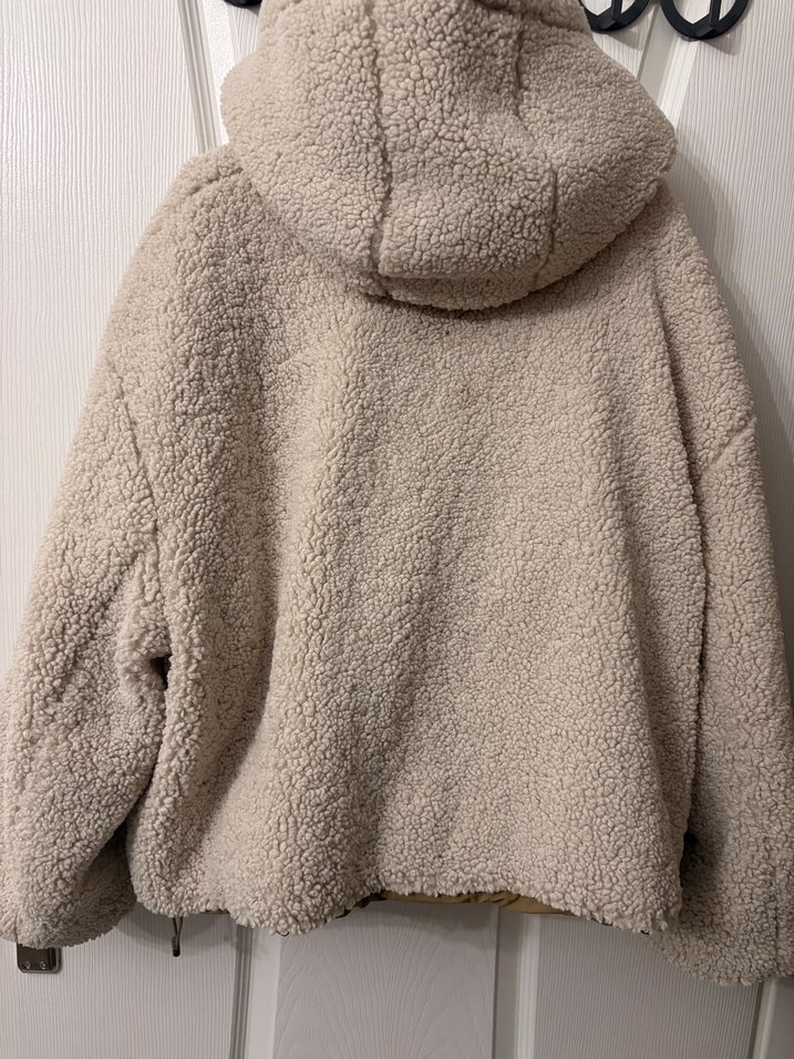 Bershka BejPeluşKapüşonlu Mont - Görsel 4