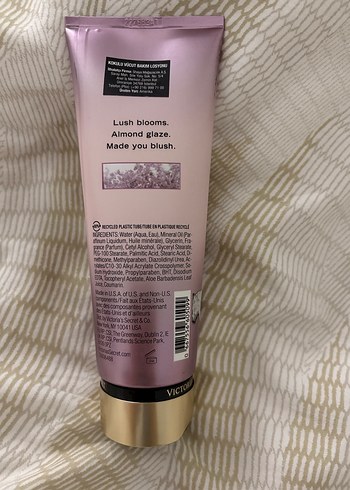 Victoria's Secret Velvet Petals Vücut Losyonu - Görsel 5