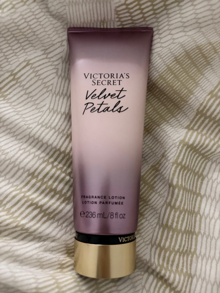 Victoria's Secret Velvet Petals Vücut Losyonu - Görsel 2