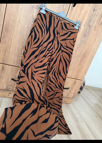 36 Beden kahverengi Renk Bershka Kahverengi Zebra Desenli Pilili Kadın Pantolon