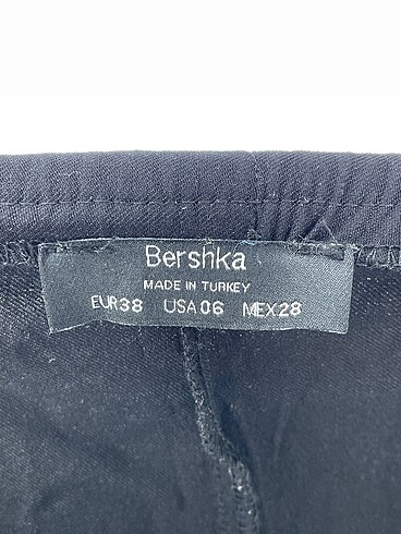 38 Beden siyah Renk Bershka Mini Şort %70 İndirimli.