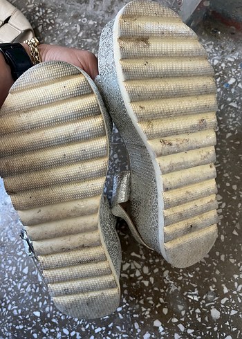 37 Beden Beyaz Yılan Derisi Desenli Dolgu Topuklu Kadın Sandalet