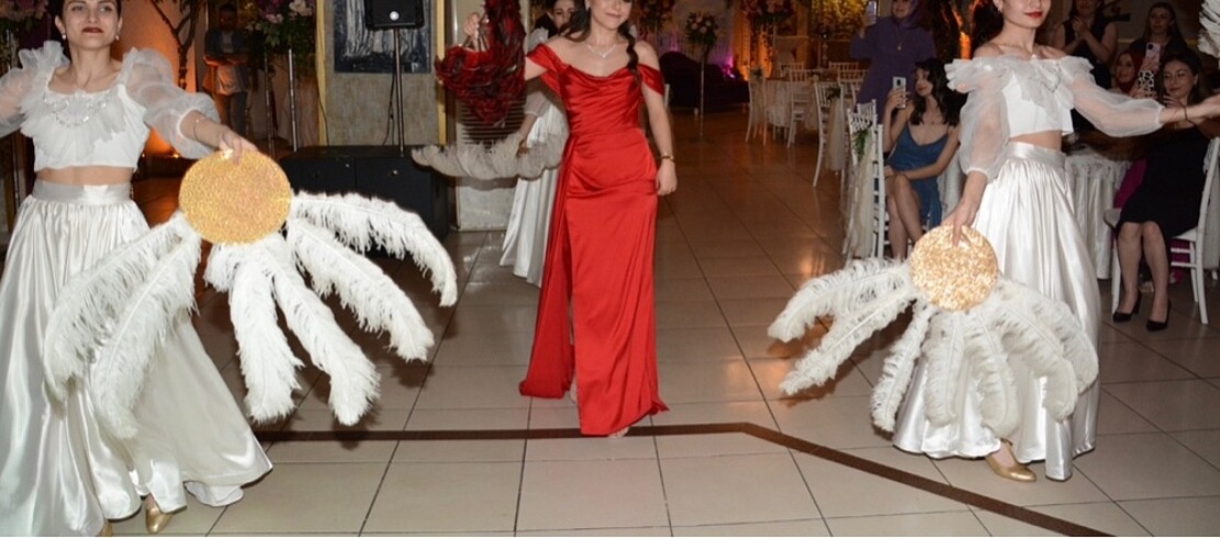 xs Beden kırmızı Renk Oleg Cassini kına elbisesi