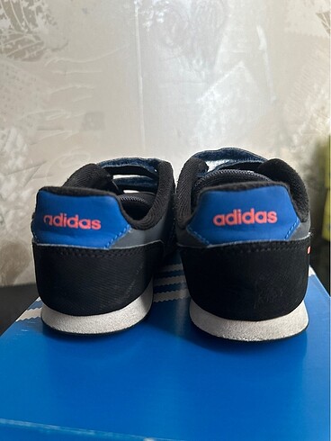 27 Beden mavi Renk Adidas orijinal , erkek çocuk spor ayakkabı 27 numara