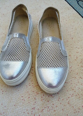 Gümüş rengi fileli ayakkabı