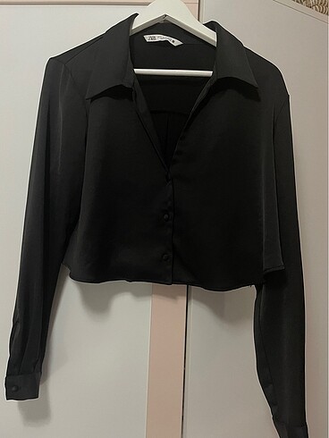 Zara saten crop gömlek