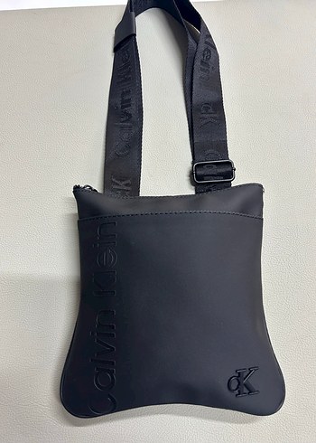 Calvin Klein OMUZ ÇANTASI