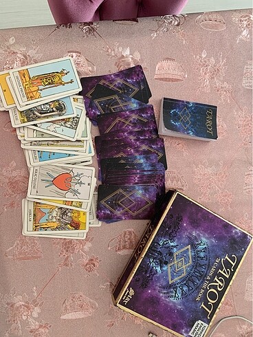 Tarot kartlari kitap ve kutusuyla beraber