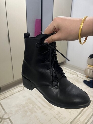 38 Beden siyah Renk Bağcıklı Bot