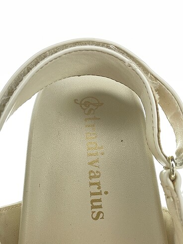 37 Beden çeşitli Renk Stradivarius Sandalet %70 İndirimli.