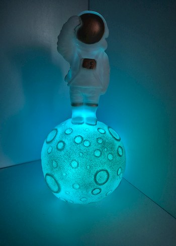 Ay Üzerinde Astronot Rengarenk Işıklı Gece Lambası - Görsel 3
