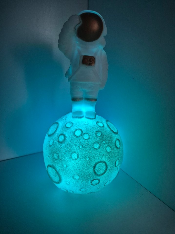 Ay Üzerinde Astronot Rengarenk Işıklı Gece Lambası - Görsel 3