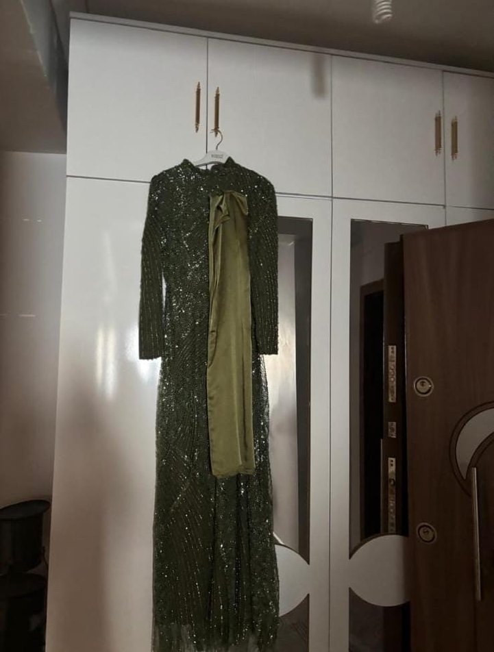 Yeşil Yılan Desenli Uzun Drapeli Elbise - Görsel 2