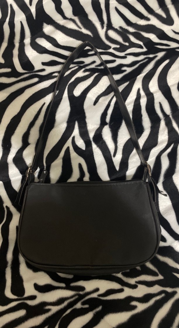 Siyah çanta - Görsel 2