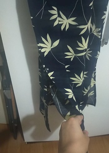 Siyah sarı yaprak desenli elbise - Görsel 6