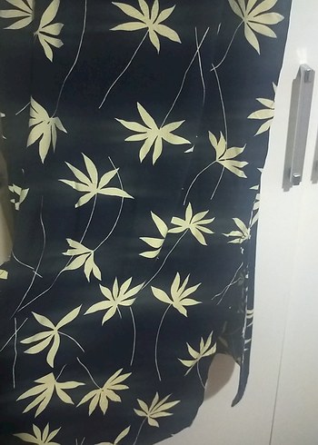 Siyah sarı yaprak desenli elbise - Görsel 5