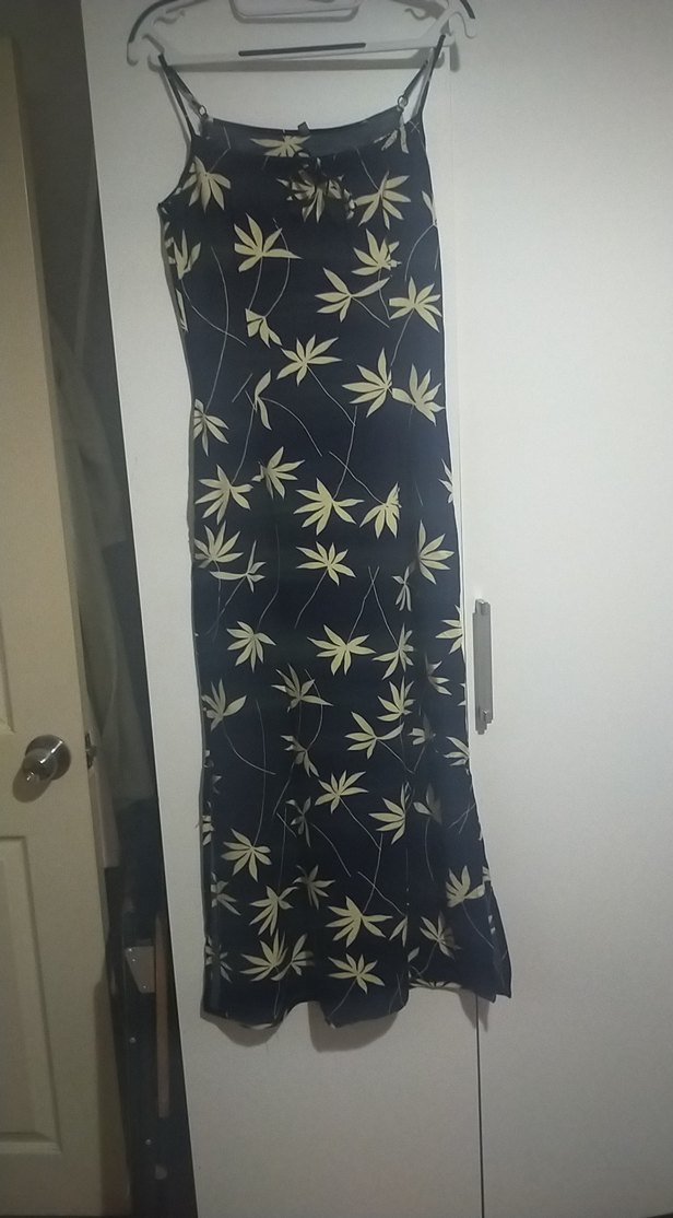 Siyah sarı yaprak desenli elbise - Görsel 2