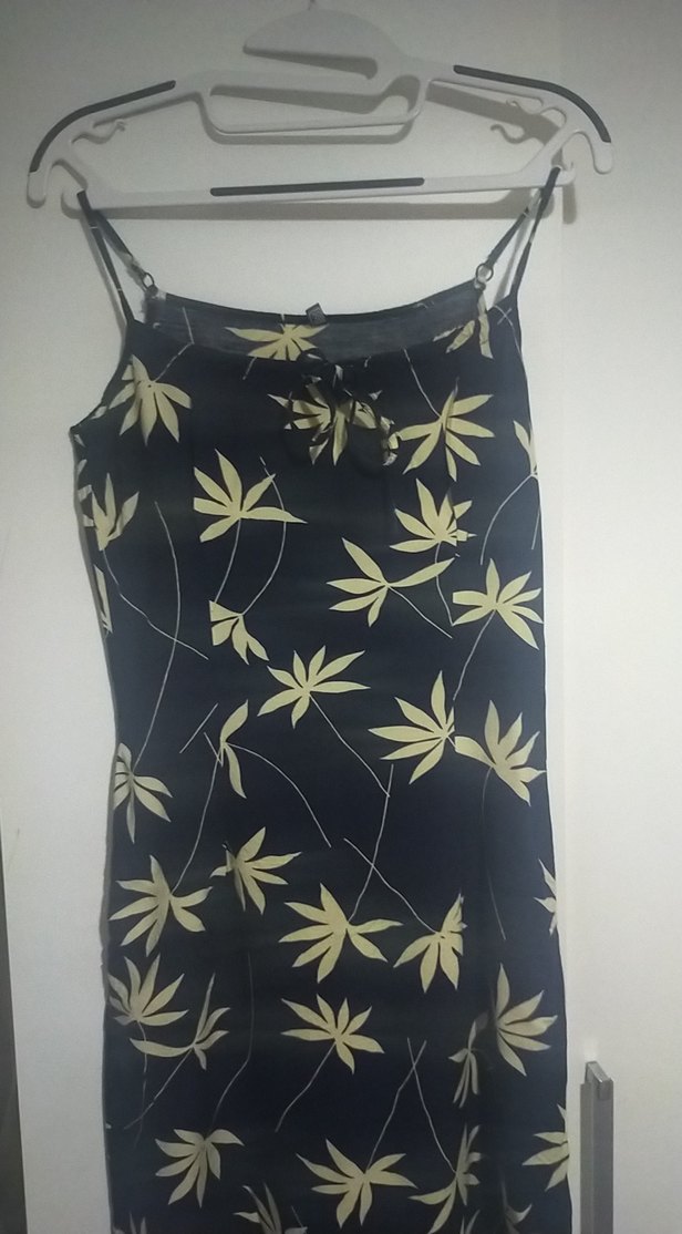 Siyah sarı yaprak desenli elbise - Görsel 3