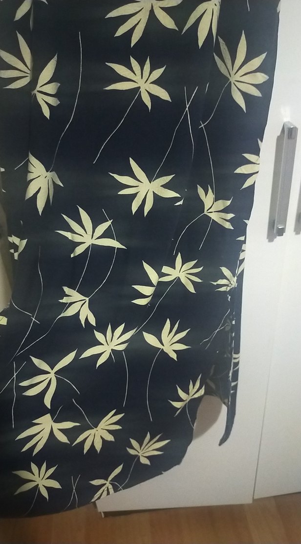 Siyah sarı yaprak desenli elbise - Görsel 5