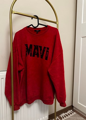 Mavi Marka Kırmızı Sweatshirt