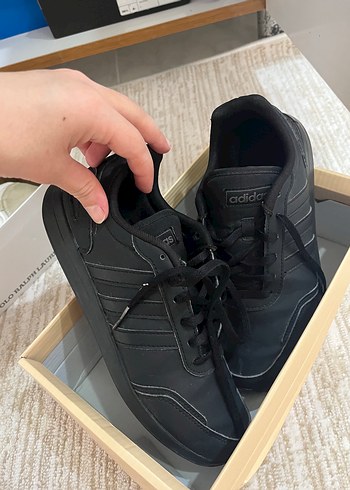 Siyah Bağcıklı Adidas Spor Ayakkabı