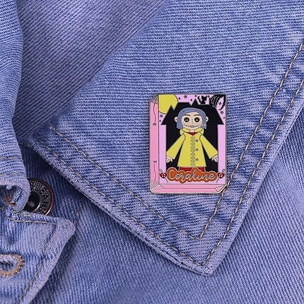 Coraline yaka iğnesi