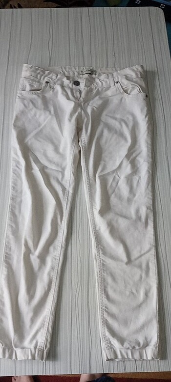 Beyaz pantalon dar paça likralı