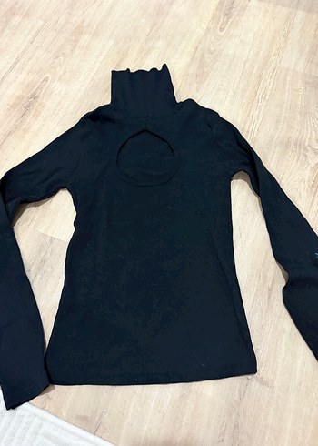 Trendyol & Milla Siyah Turtlu Cut Out Uzun Kollu Bluz