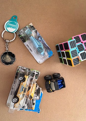 Parlak Altın Renkli Oyuncak Araba - Görsel 4