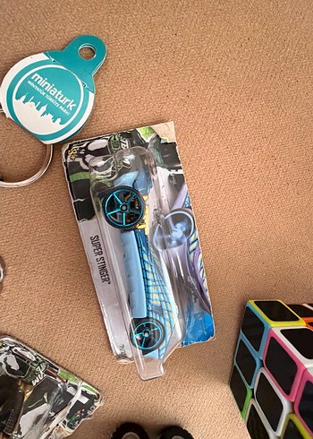 Parlak Altın Renkli Oyuncak Araba - Görsel 3