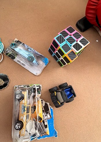 Parlak Altın Renkli Oyuncak Araba - Görsel 2