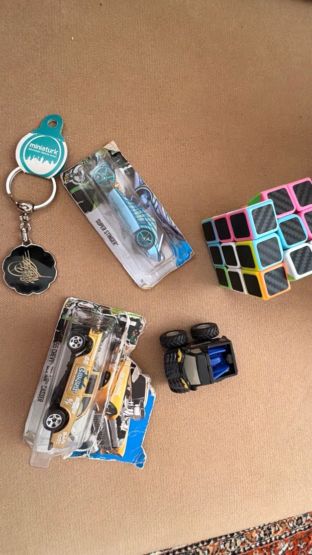 Parlak Altın Renkli Oyuncak Araba - Görsel 4