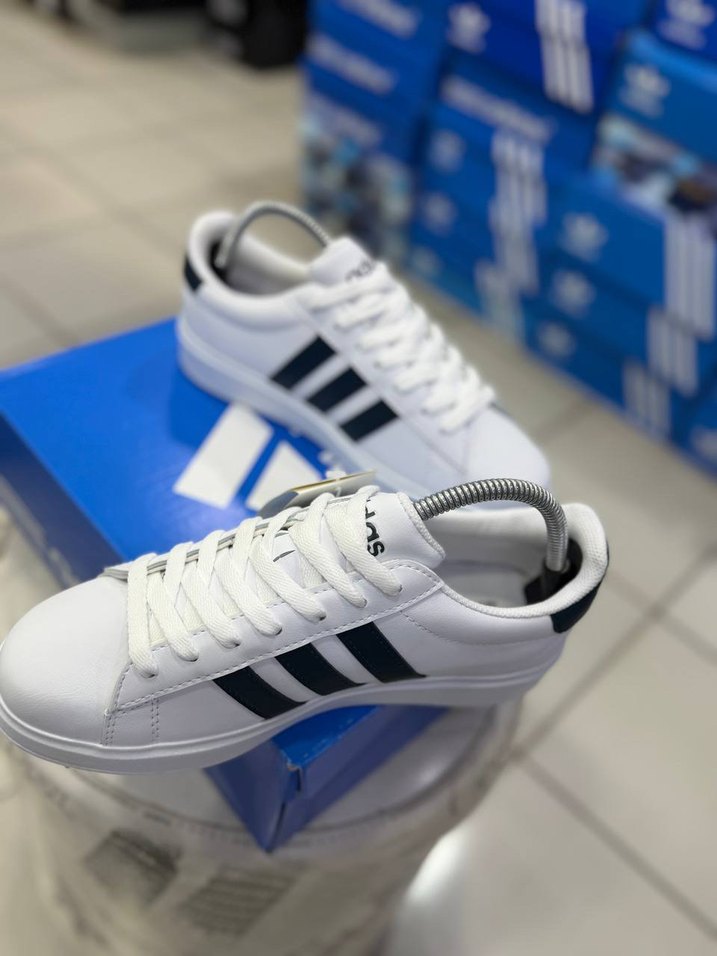 Adidas Beyaz Siyah Üç Şeritli Spor Ayakkabı — görsel 6/10