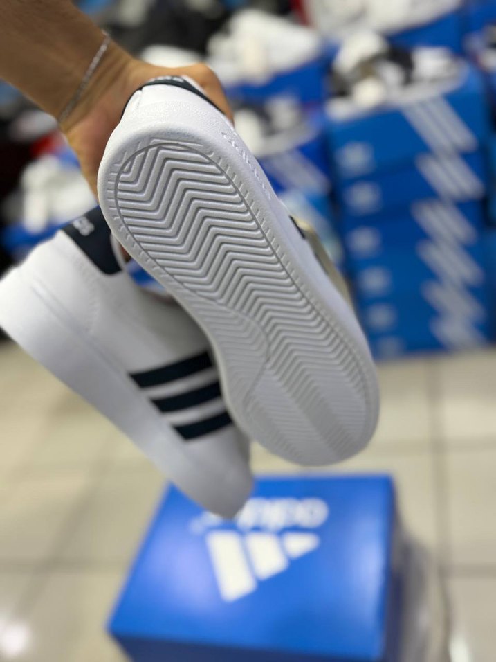 Adidas Beyaz Siyah Üç Şeritli Spor Ayakkabı — görsel 5/10