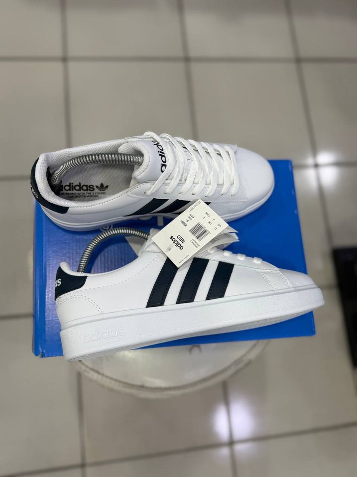 Adidas Beyaz Siyah Üç Şeritli Spor Ayakkabı — görsel 3/10
