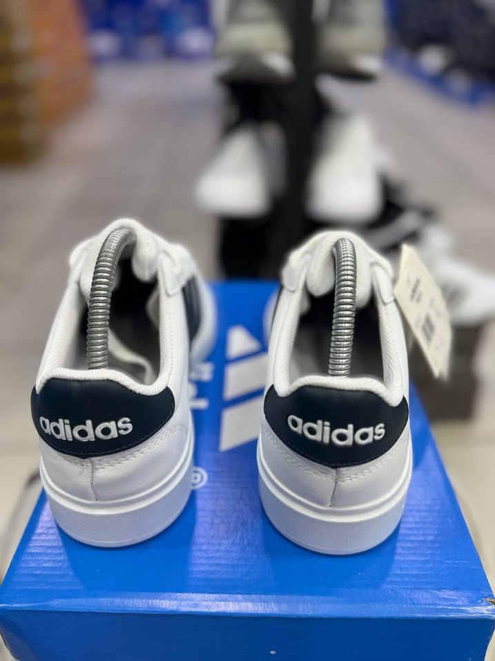 Adidas Beyaz Siyah Üç Şeritli Spor Ayakkabı — görsel 9/10