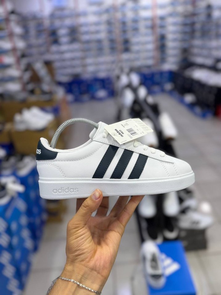 Adidas Beyaz Siyah Üç Şeritli Spor Ayakkabı — görsel 8/10