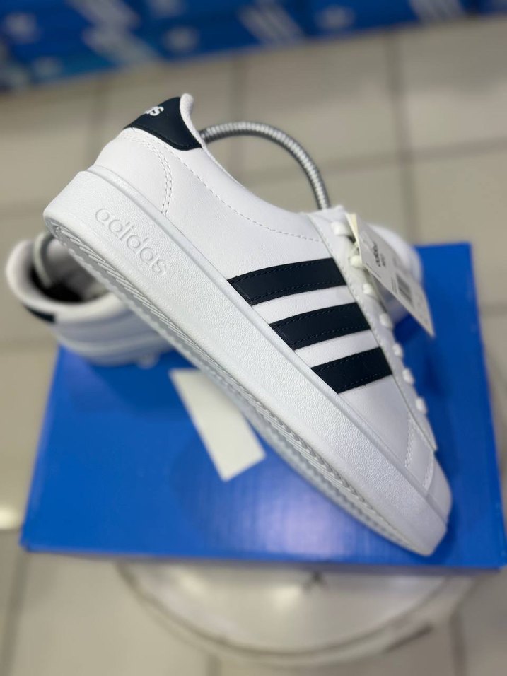 Adidas Beyaz Siyah Üç Şeritli Spor Ayakkabı — görsel 4/10