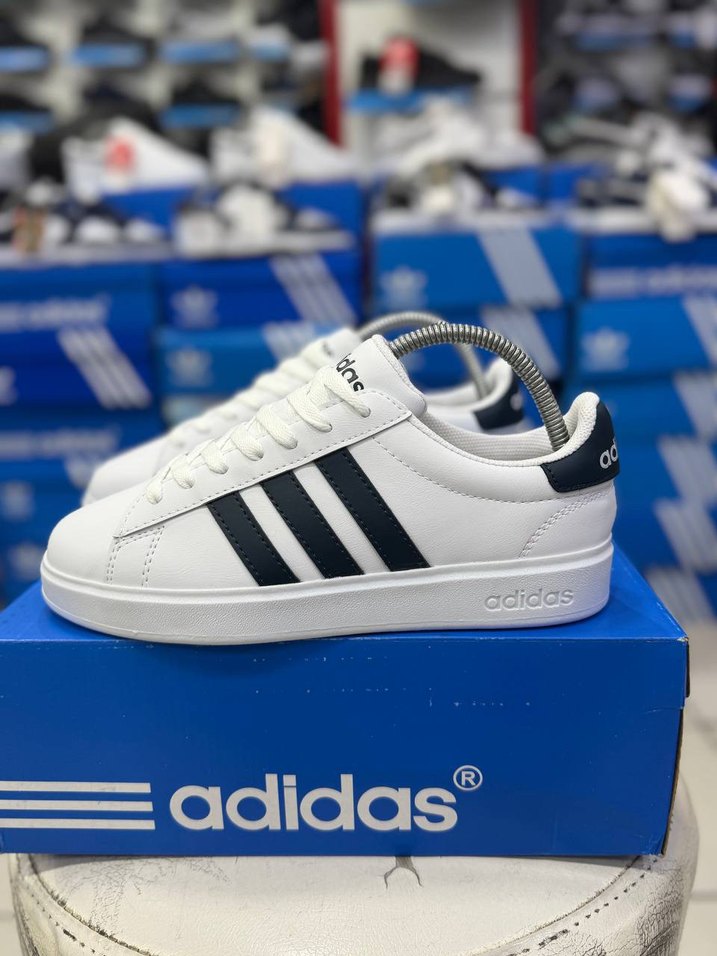 Adidas Beyaz Siyah Üç Şeritli Spor Ayakkabı — görsel 2/10
