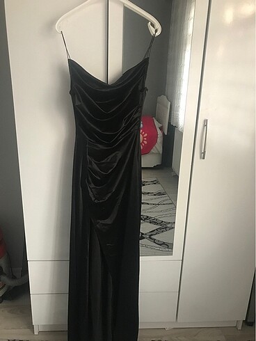 Siyah saten yırtmaçlı elbise